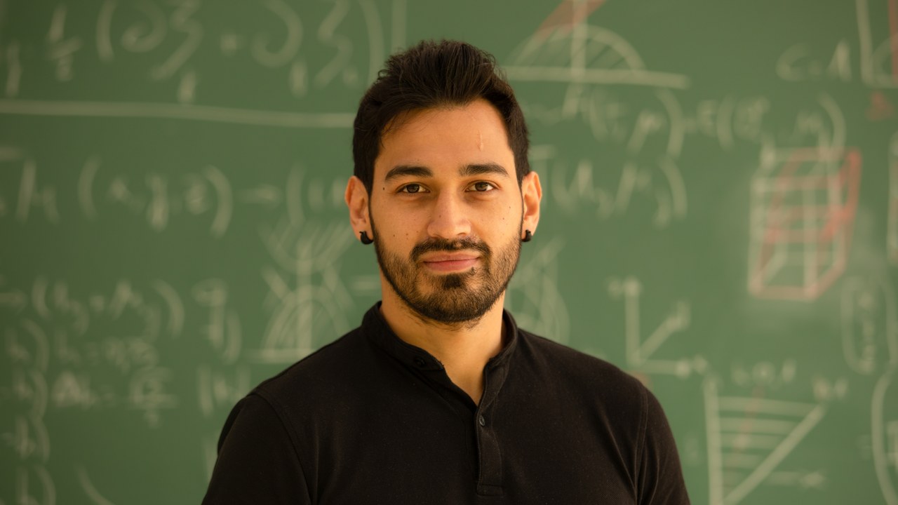 Quantum theory of photon emission in current-driven single-molecule tunnel junctions