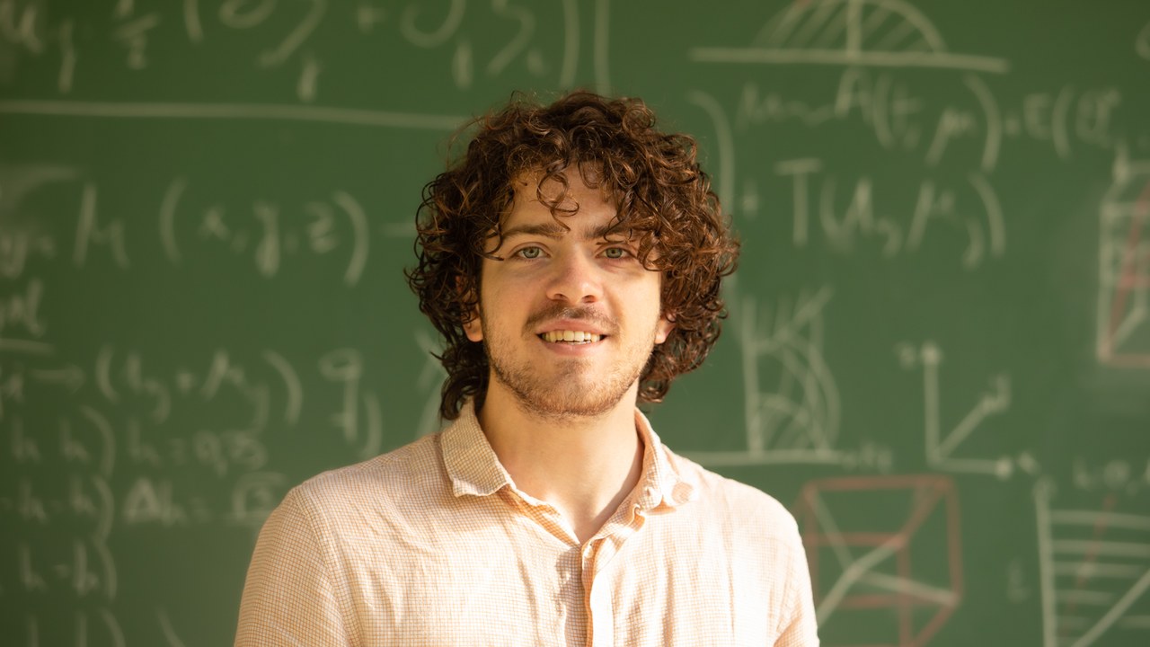 Modeling cosmological observables beyond the perturbative regime