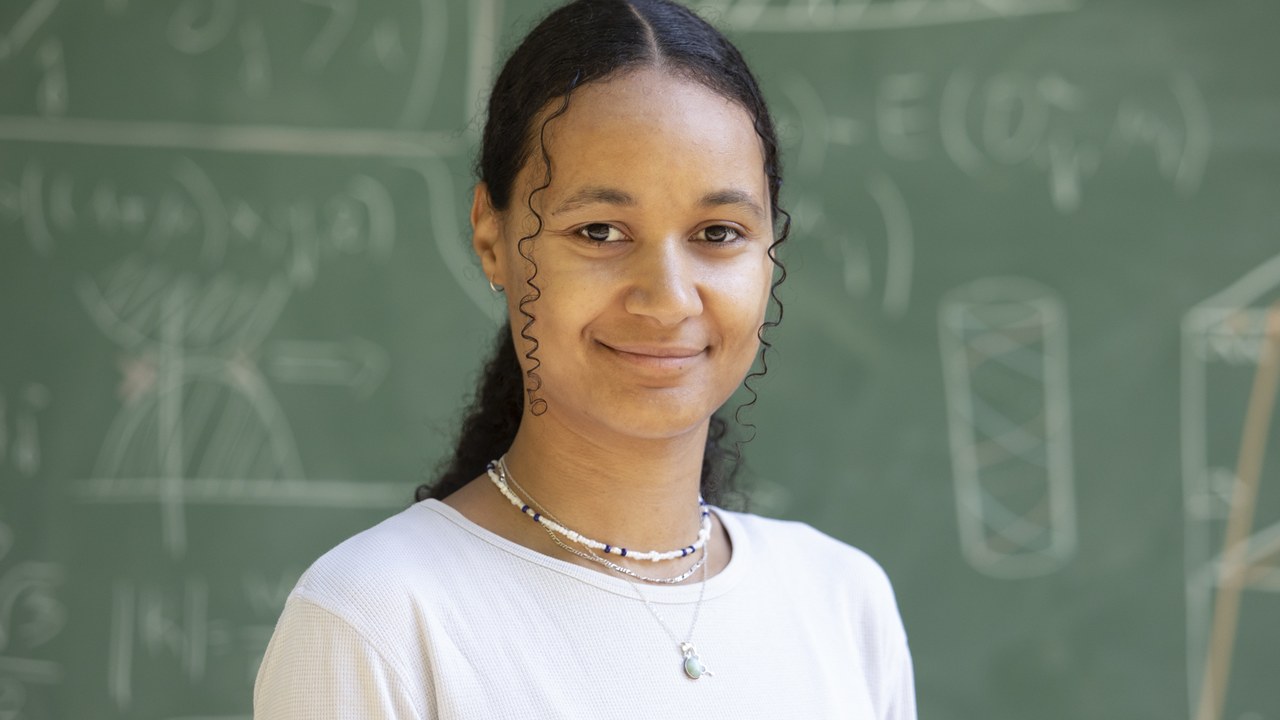 Modelling photoluminescence in organic systems: Exploring the impact of aggregation and mechanical effects on the molecular, electronic and optical properties