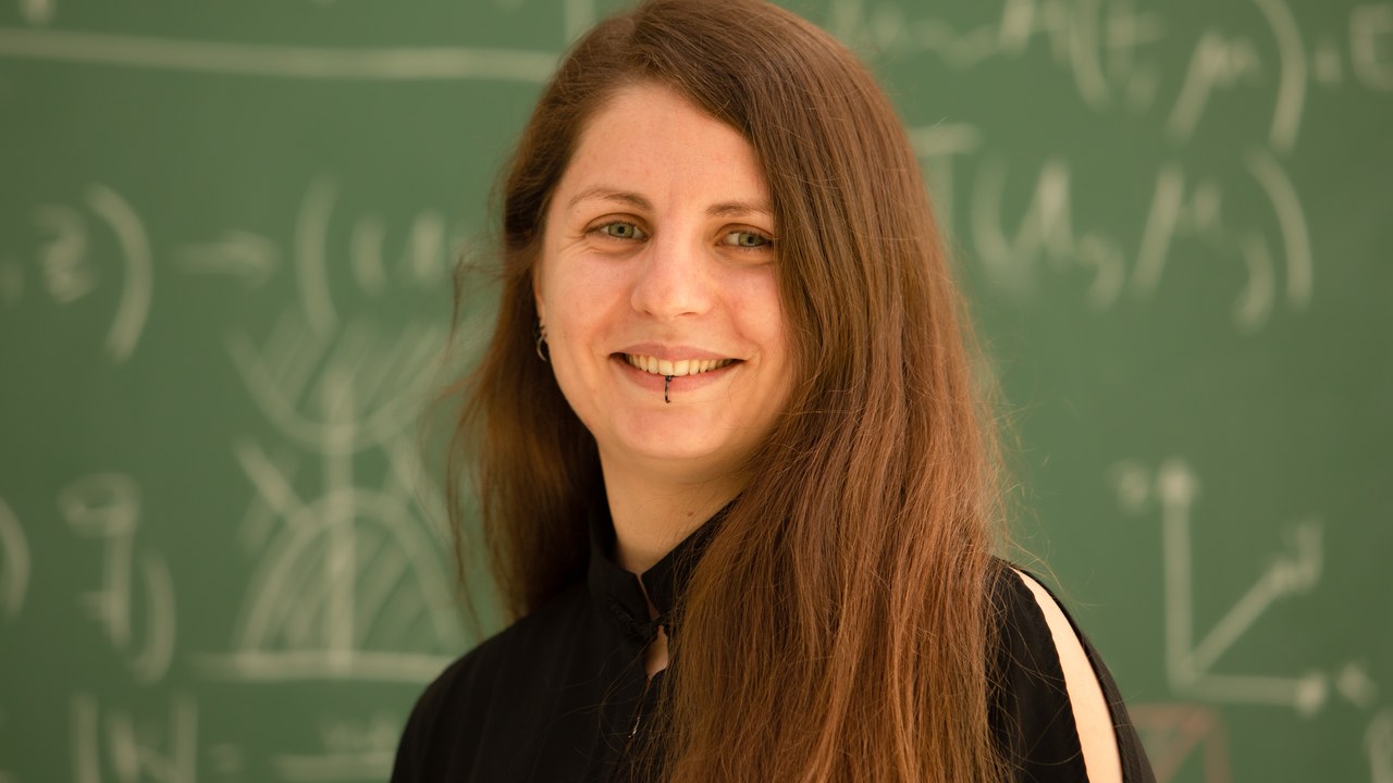 Anomalous wave phenomena in 2D materials