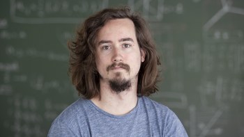 Electrons in surface acoustic waves as spin qubits