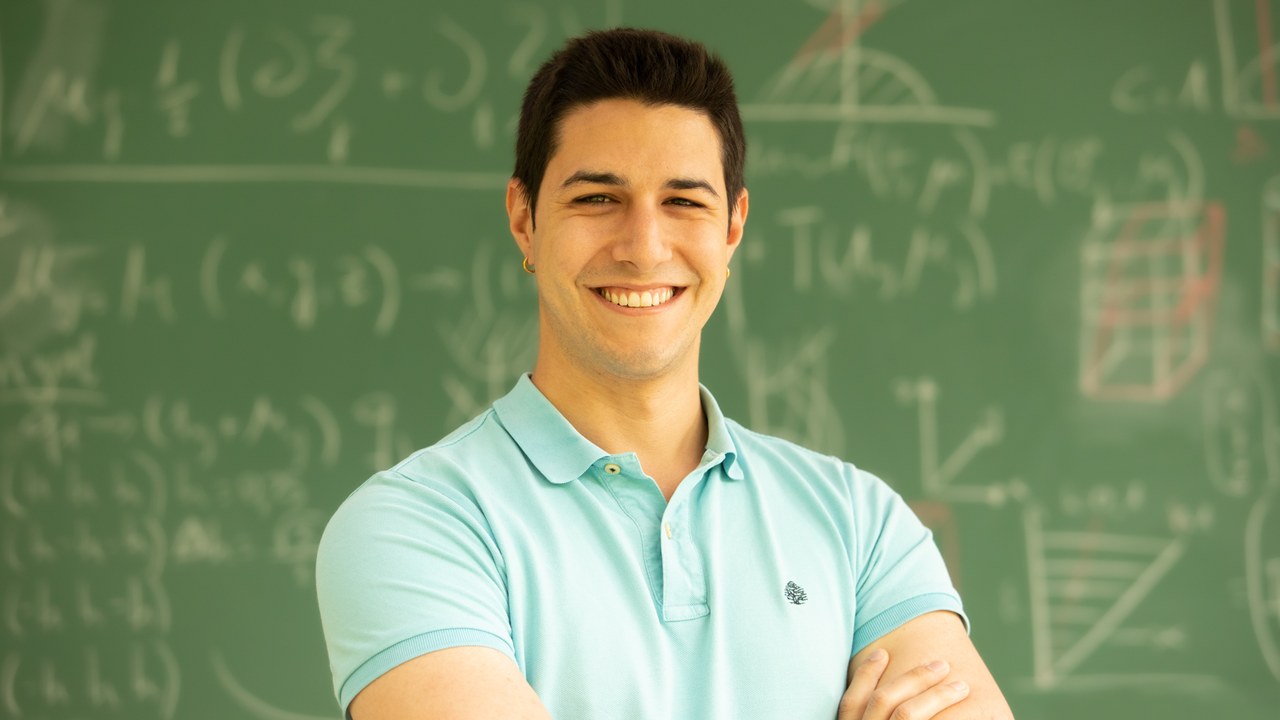 Polaritonic phenomena in twisted van der Waals heterostructures Polaritonic phenomena in twisted van der Waals heterostructures