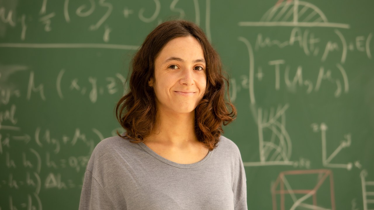 Simulating structure formation in the Universe