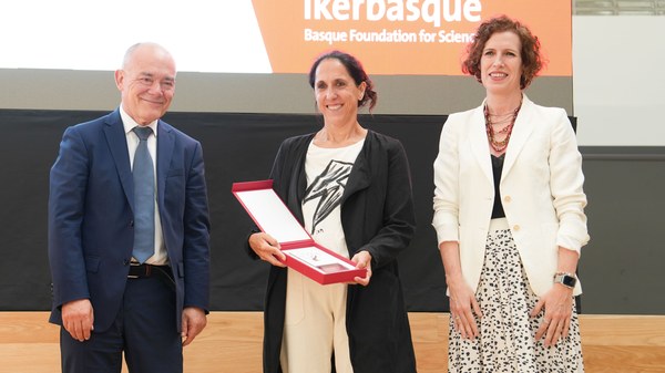 Aran García-Lekue receives one of the Ikerbasque recognitions for women researchers