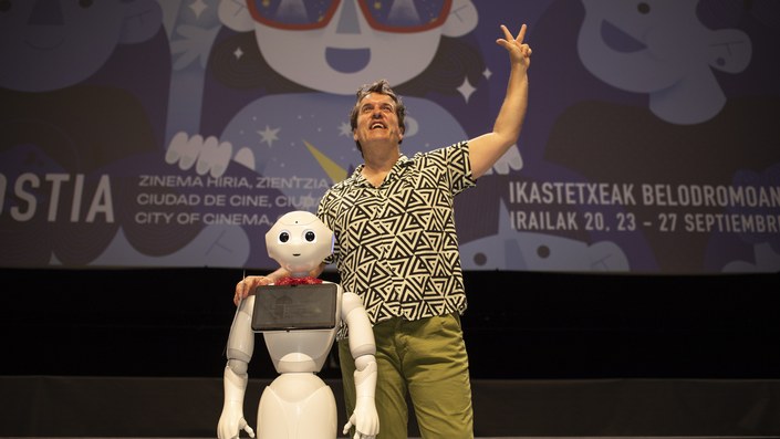 Extraterrestrial life and the social robot Pepper stars of the school sessions at the Velodrome