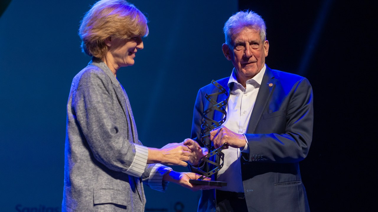 Pedro Miguel Etxenike wins Passion for Science prize