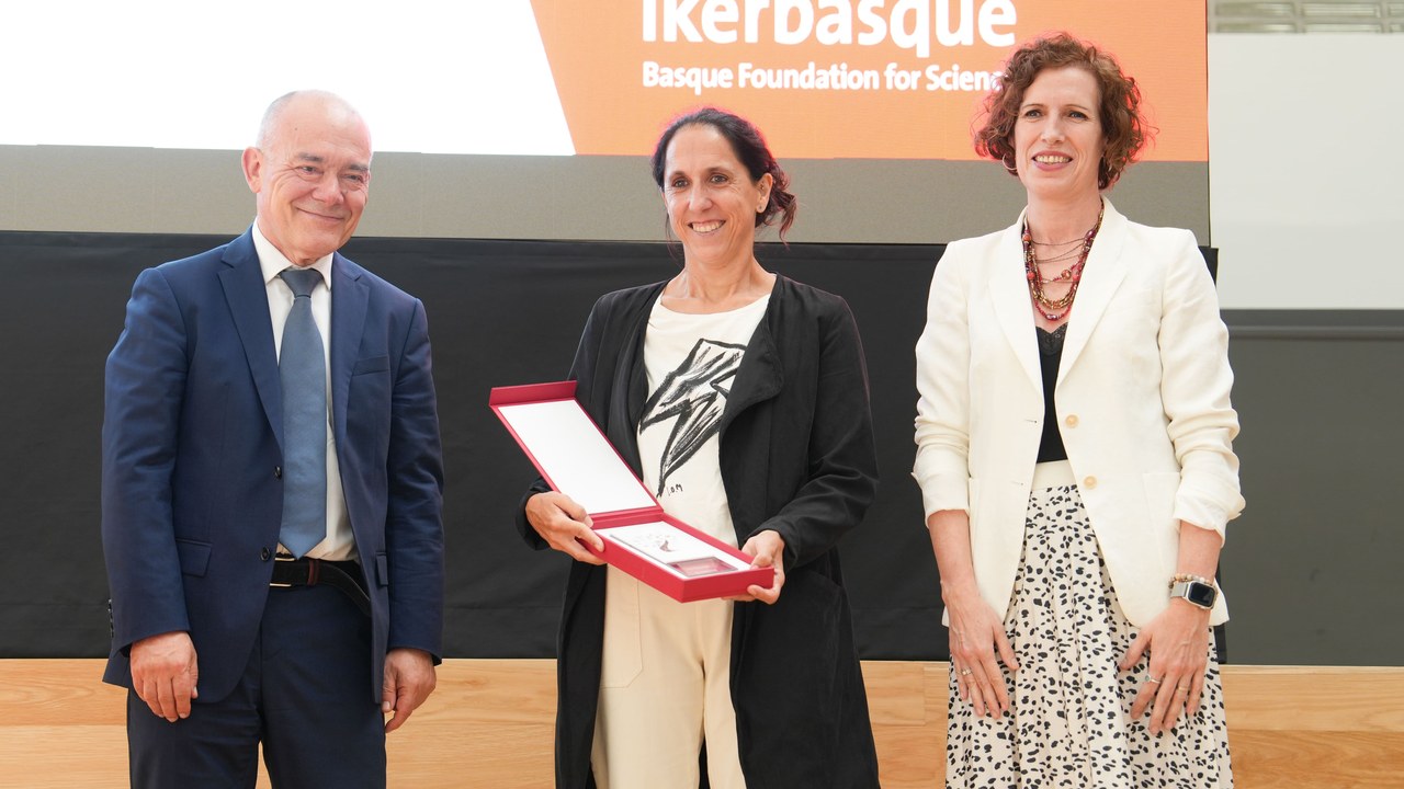 Aran Garcia-Lekuek emakume ikertzaileei zuzendutako Ikerbasque aitorpenetako bat jaso du Aran Garcia-Lekuek emakume ikertzaileei zuzendutako Ikerbasque aitorpenetako bat jaso du